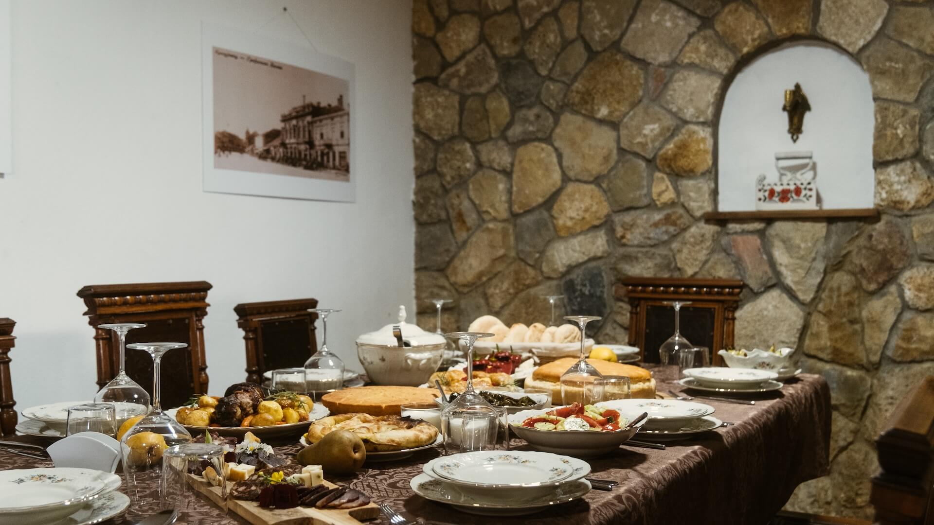 Levački doručak — kajmak, sir, kiselo mleko i domaće suvo meso