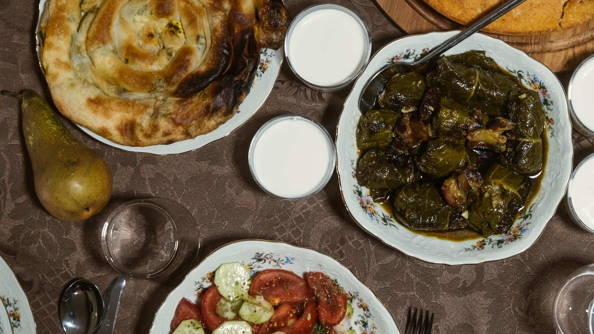 Bogata levačka trpeza — pita, sarmice u renovom listu, salata i kiselo mleko