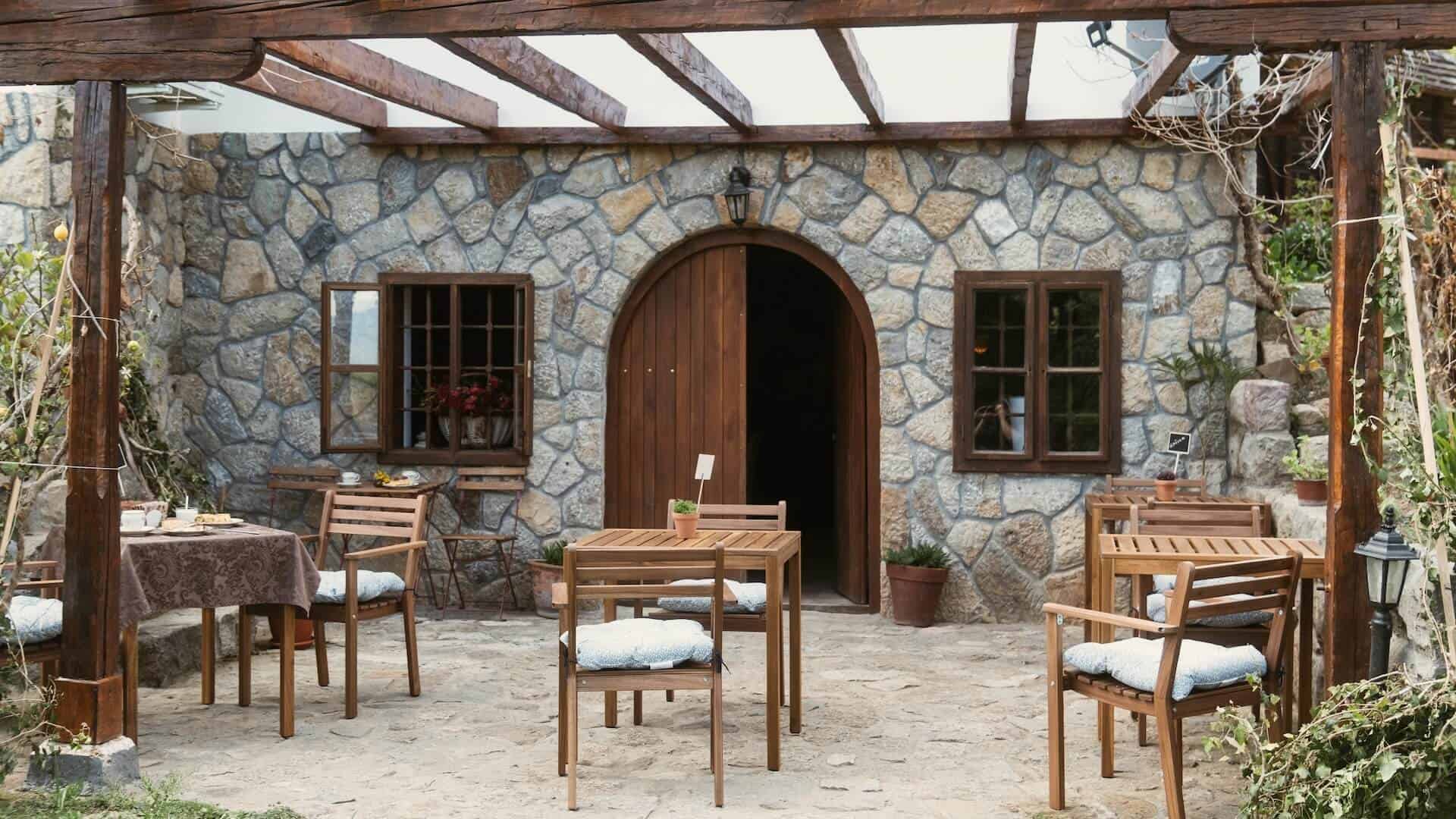 Gosti za trpezom u Eko zaseoku Brana