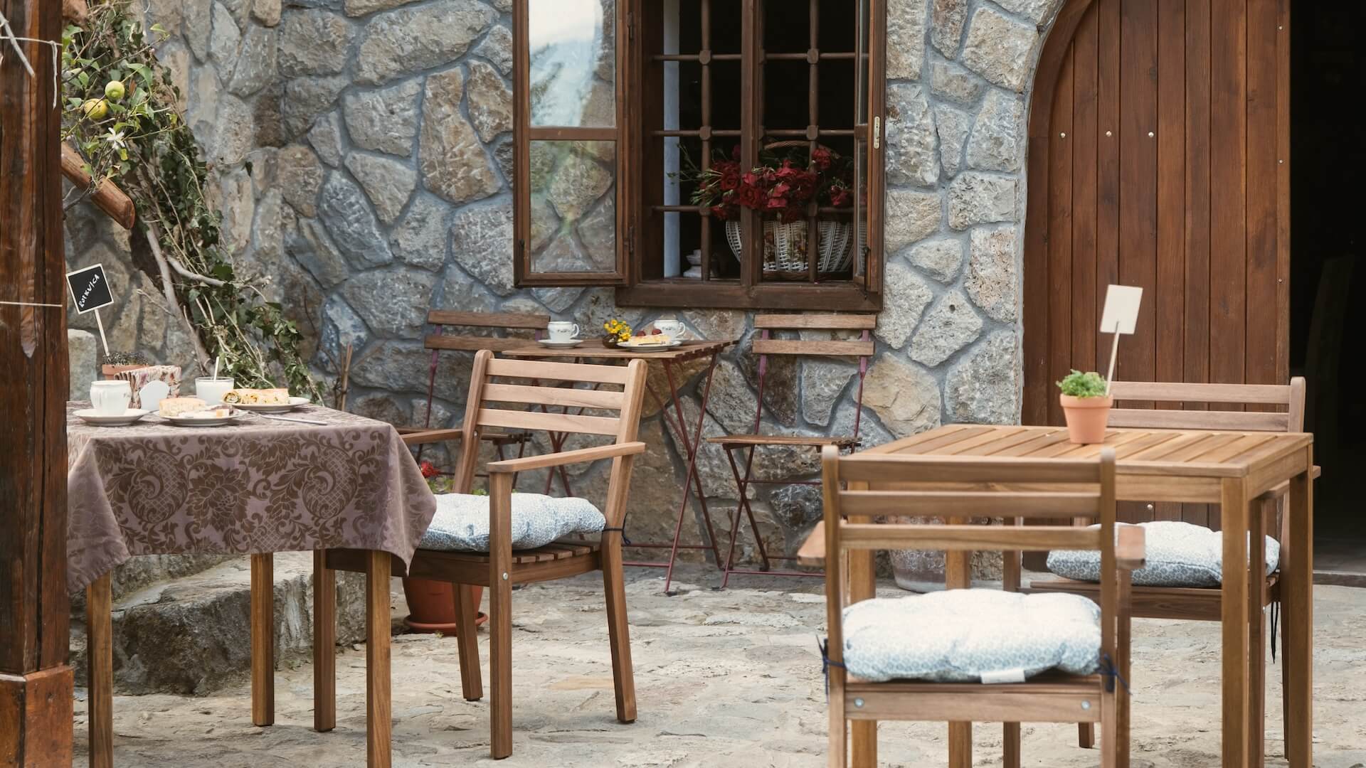 Voćna trpeza, domaća vina i voćne rakije