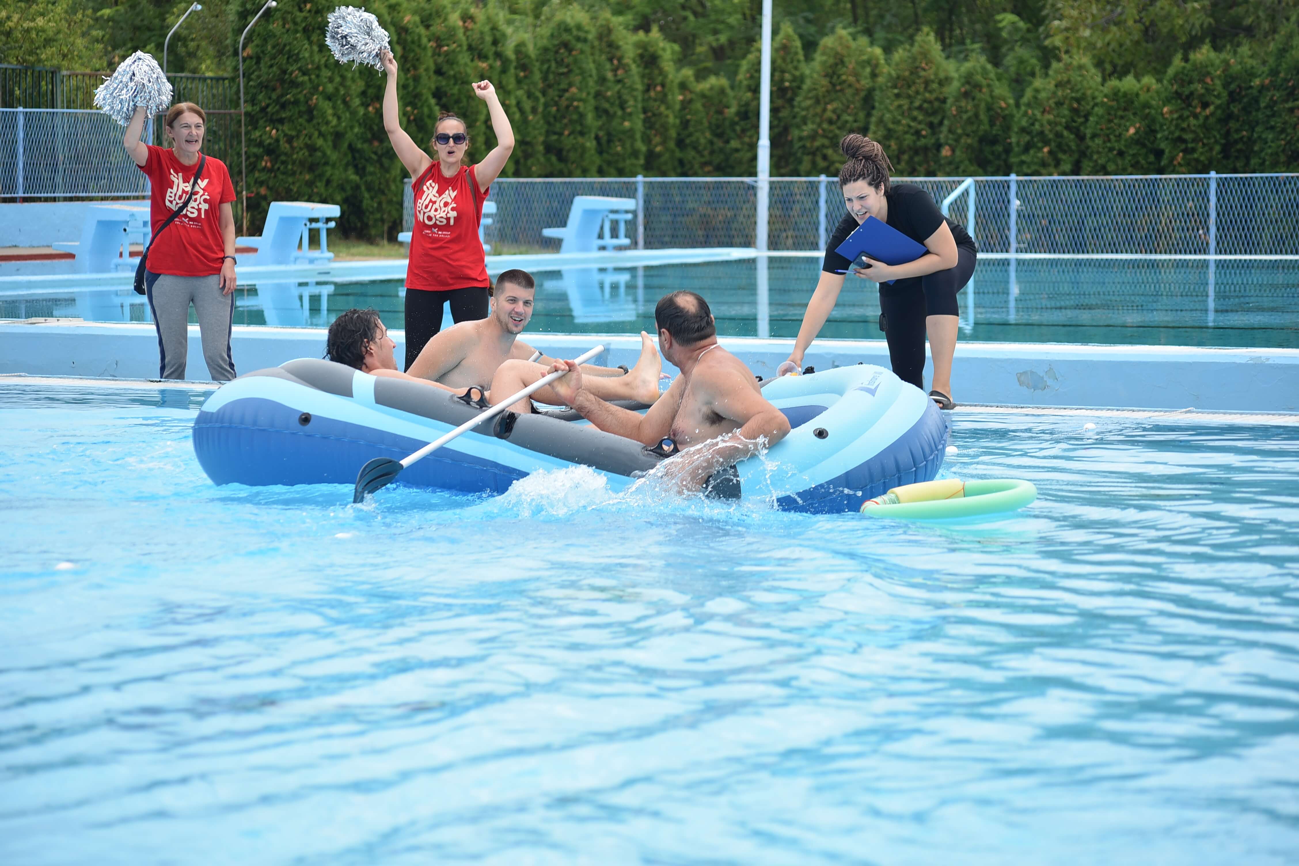 Grupa učesnika na team building aktivnosti