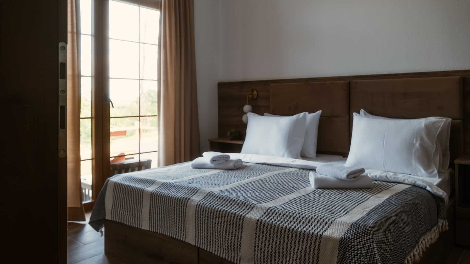 Udobna spavaća soba sa pogledom na prirodu