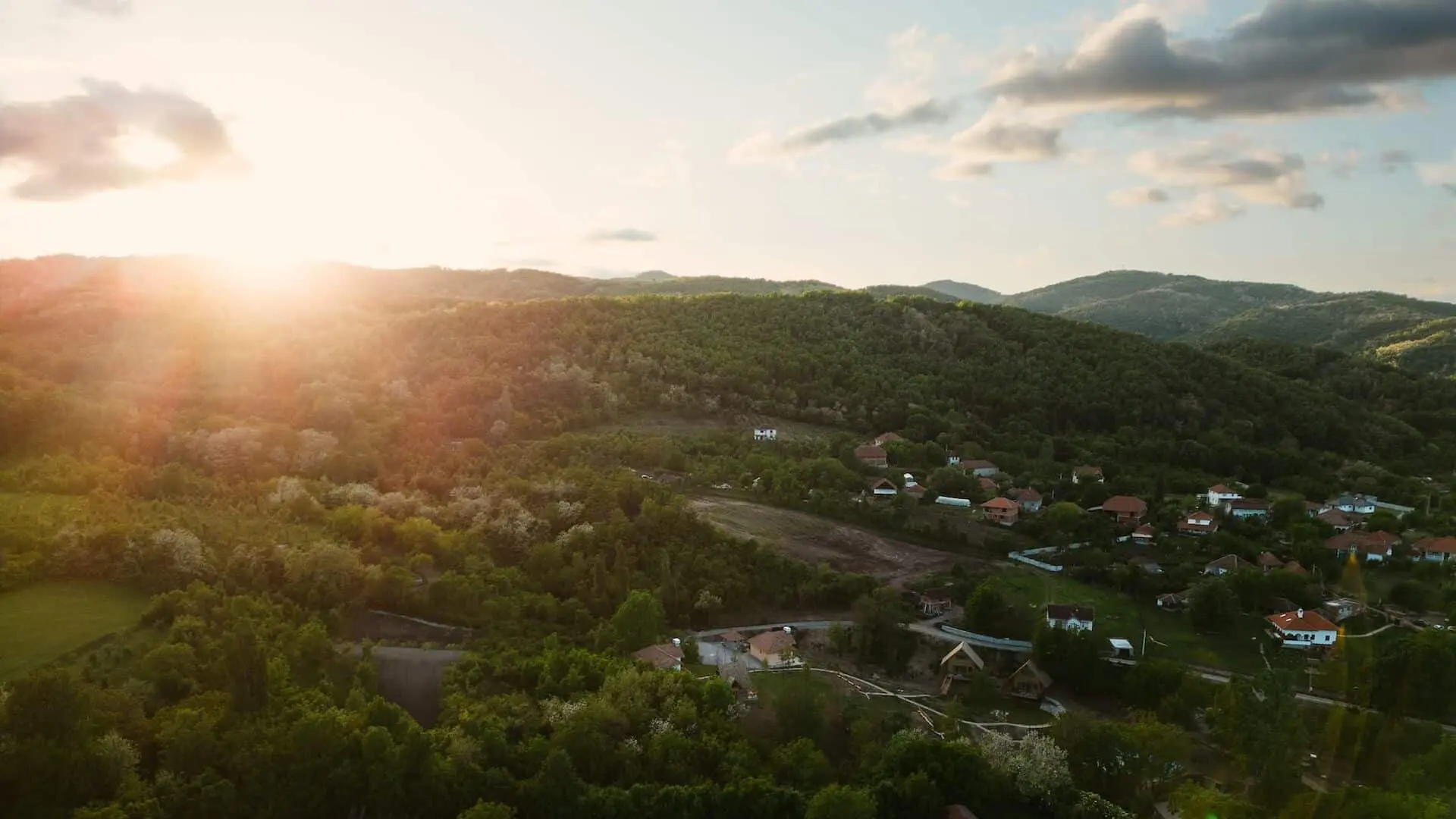Panorama zelenih brda Levča u zalasku sunca iznad zaseoka Brana