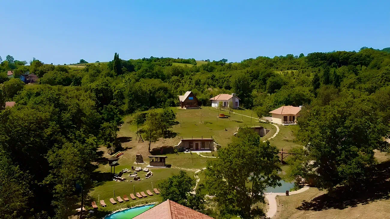 Pogled iz vazduha na kuće i imanje Eko zaseoka Brana