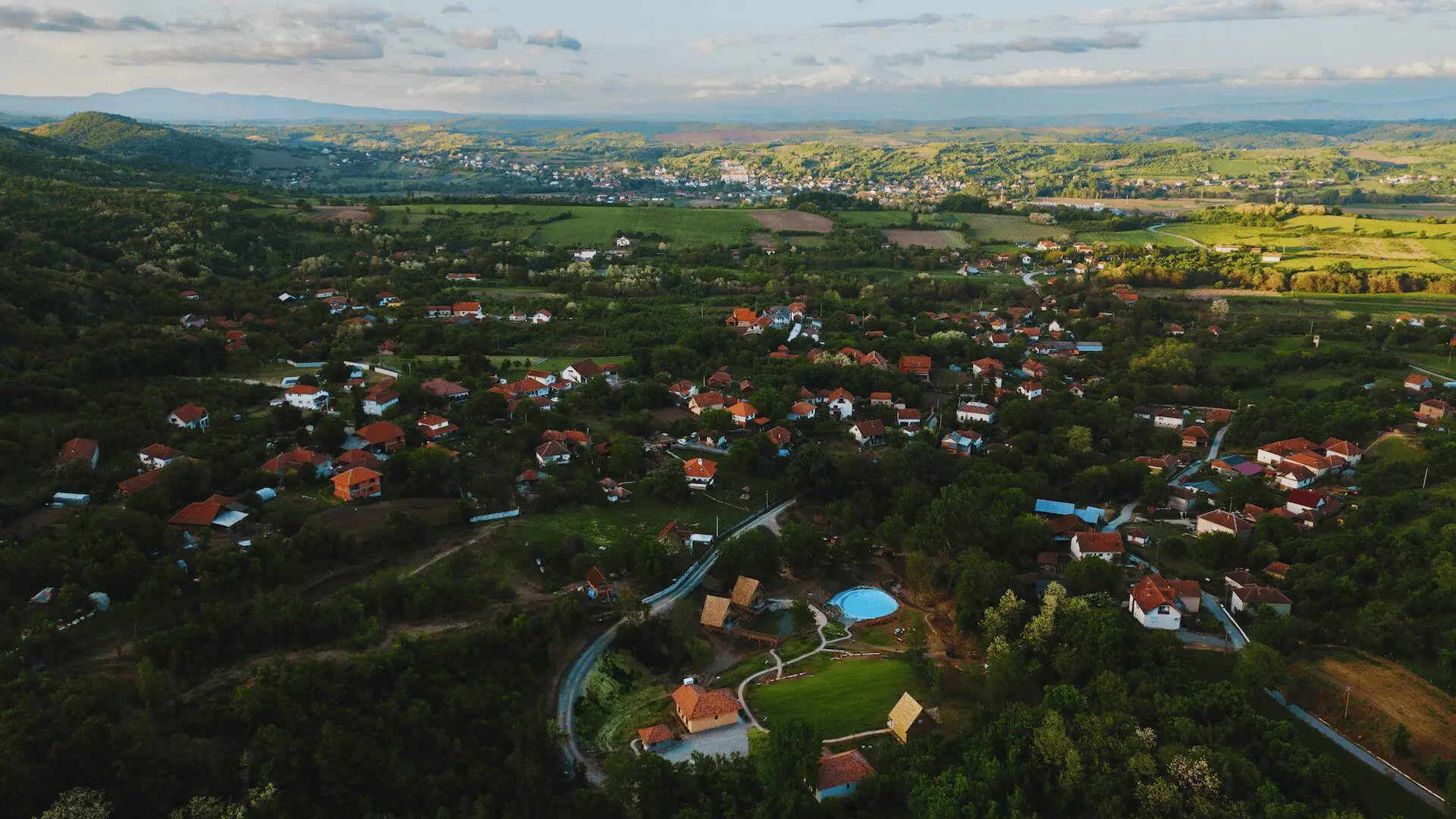 Pogled iz vazduha na Veliku Kruševicu i predele Levča